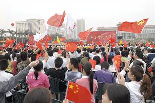 马奎尔本场数据：5次争顶成功，16次丢失球权，评分6.5